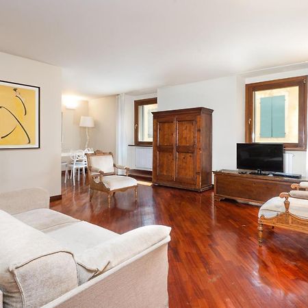 Cozy 2 Bedroom In The Heart Of Верона Екстер'єр фото