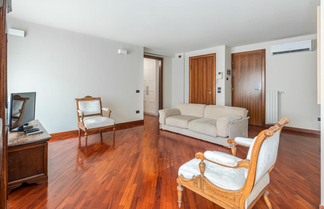 Cozy 2 Bedroom In The Heart Of Верона Екстер'єр фото